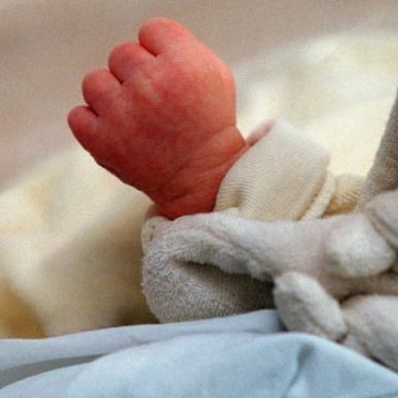 bbe77e43-9410-4cde-ba98-bde3fff8d23d Accouchement imprévu dans une salle de bains : une expérience marquante pour une mère