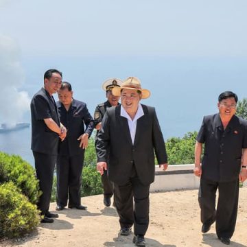 ef3cb027-81e8-4d70-8803-bc86e85eb74a Kim Jong-un supervise un essai naval en Corée du Nord
