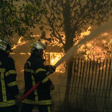 Les pompiers en lutte acharnée contre les flammes à Saumos