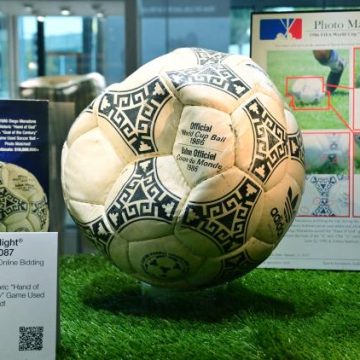 Le ballon historique de la &lsquo;Main de Dieu&rsquo; de Diego Maradona aux enchères
