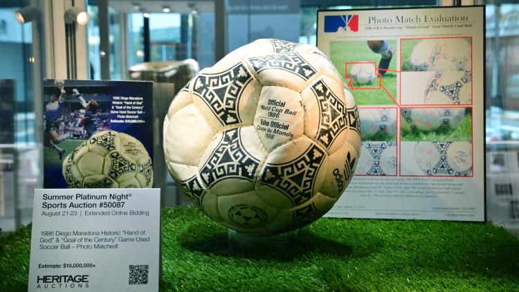 04658bd8-17dc-4ed8-ad97-bd132c08247c Le ballon historique de la ‘Main de Dieu’ de Diego Maradona aux enchères