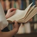 Découverte Surprenante de Livres Anciens en Pays de Galles