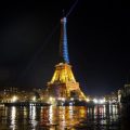 La Tour Eiffel revêt les couleurs de l&rsquo;Ukraine en soutien à l&rsquo;indépendance