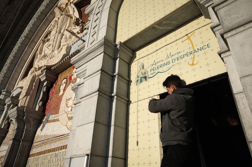 FRANCE-RELIGION-ASSAULT-ABUSE Les mosaïques du père Marko Rupnik recouvertes à Lourdes