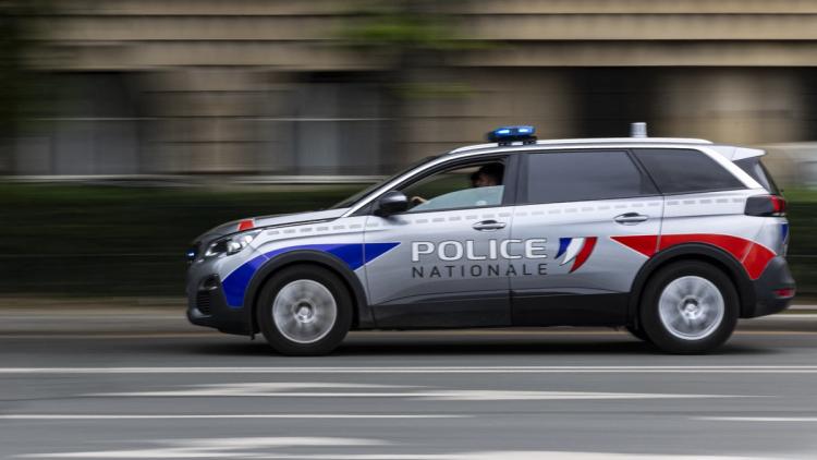 1cda2250-364f-4b70-b44e-ef37ff181156 Un homme armé interpellé à Montreuil après des menaces