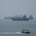 Les États-Unis frappent des lanceurs iraniens sur l&rsquo;île de Larak