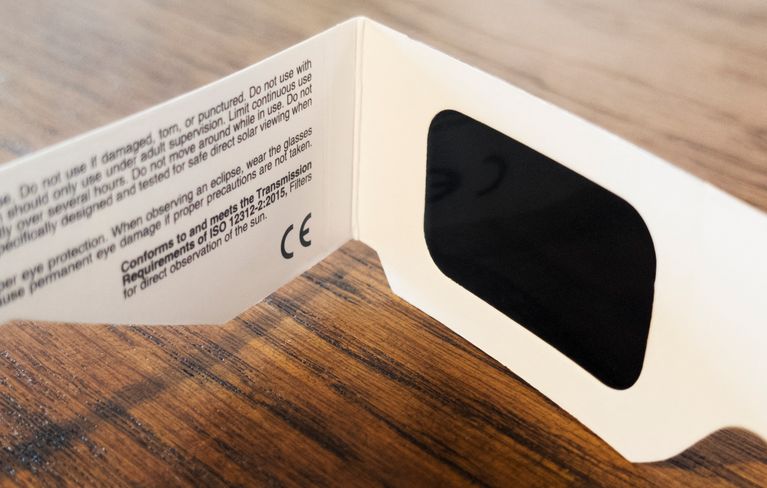 FRANCE-CE-SOLAR-ECLIPSE-PROTECTION-GLASSES Comment Observer en Toute Sécurité l’Éclipse Solaire Partielle du 12 Août 2026