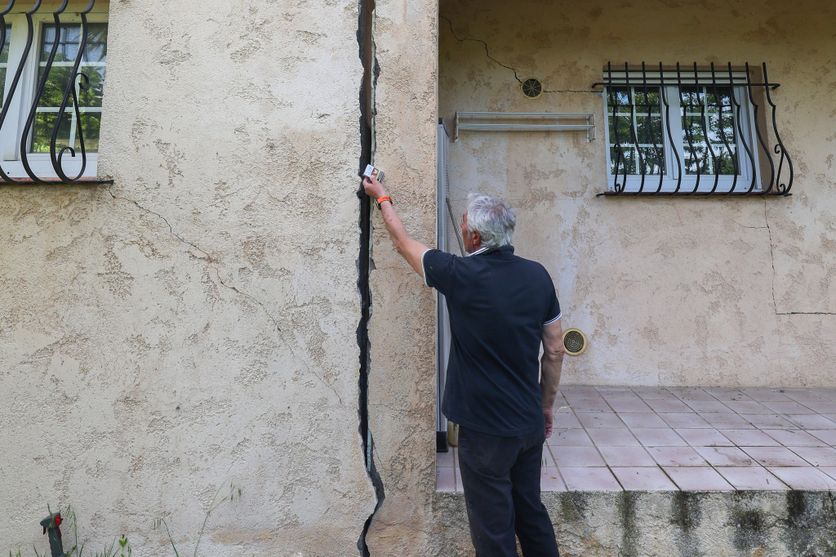 Maison fissure par l'affaissent du sol argileux a Gattieres Sécheresse et dangers pour les constructions en France