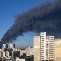 Un entrepôt frappé par un drone russe près de Kiev cause des dizaines de morts