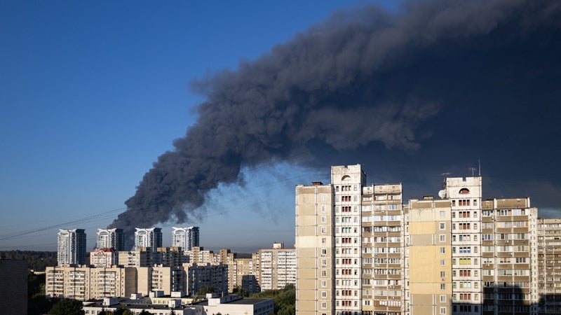 47f80ea2-c420-415c-8178-56e57ea3e762 Un entrepôt frappé par un drone russe près de Kiev cause des dizaines de morts