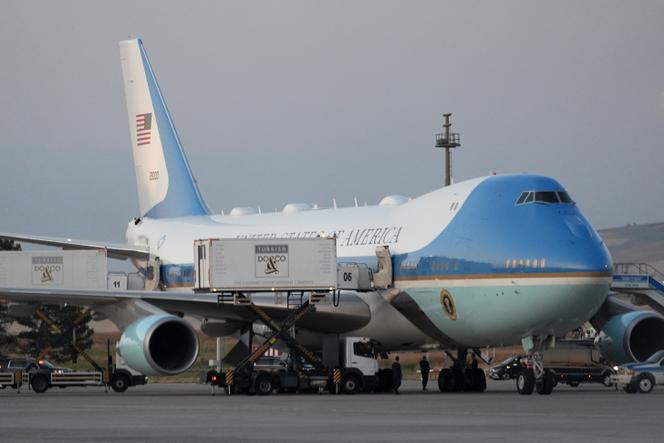 4ee366f2-1ecf-48a1-873c-f45deca3eae6 Donald Trump Utilise un Avion Militaire Pour Éviter des Menaces