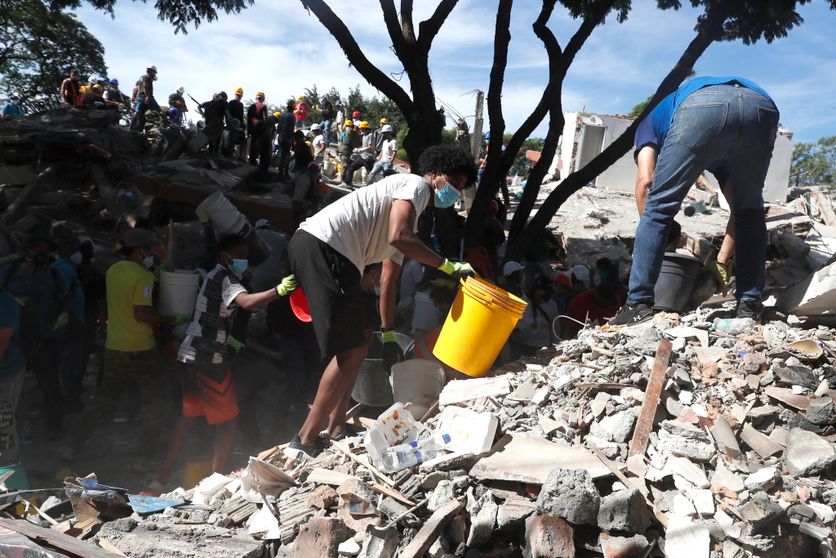 7.4-magnitude earthquake causes widespread destruction in western Colombia Séisme en Colombie : Mobilisation à Cali après la Catastrophe