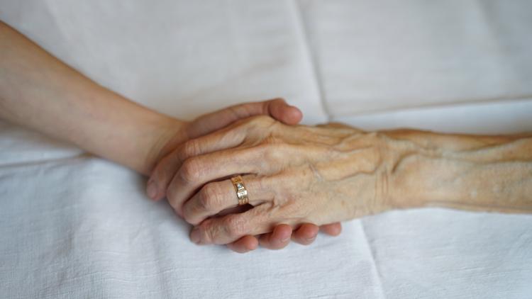 54b3f411-8c41-401f-a1d3-105a903356a7 La France Adopte une Loi sur l’Aide à Mourir