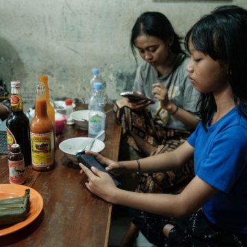 INDONESIA-CULTURE-INTERNET-LAW La Lutte Contre la Désinformation en Indonésie : Un Cas d’Étude