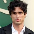 Charles Melton, l’ascension d’un acteur autodidacte