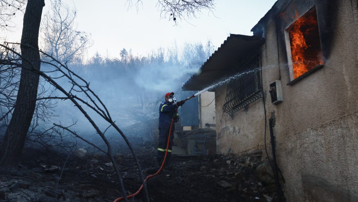 6e448f4b-d86b-47f0-9692-dd5f660a7fdc Les incendies en Europe : Dévastation et efforts de lutte