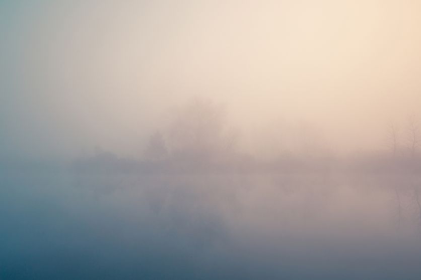 Beautiful foggy morning. Lake coast. Fog over autumn lake water. La poésie spirituelle de Rainer Maria Rilke