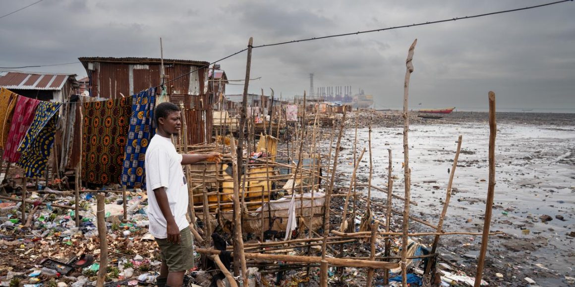 7f93d717-581a-4a32-8d0a-4b7e73143fc8 Les défis climatiques de Freetown : un aperçu de la vie dans un quartier inondable