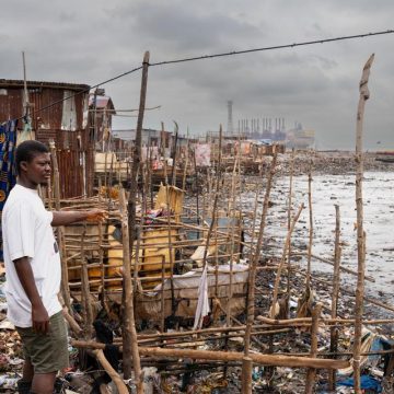 7f93d717-581a-4a32-8d0a-4b7e73143fc8 Les défis climatiques de Freetown : un aperçu de la vie dans un quartier inondable