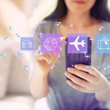 Airplane travel theme with woman using a smartphone L’impact de l’IA sur l’organisation des voyages