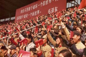 LES SOLDATS DE L'ARMEE CHINOISE BRANDISSENT LE LIVRE ROUGE DE MAO 1967 La Révolution culturelle : une source d’inspiration persistante pour les écrivains chinois