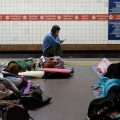 Les habitants de Kiev trouvent refuge sous terre face aux bombardements