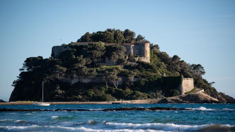 8d7fc196-b725-42c9-8746-560b7847d584 Le Fort de Brégançon, résidence estivale et lieu de diplomatie informelle
