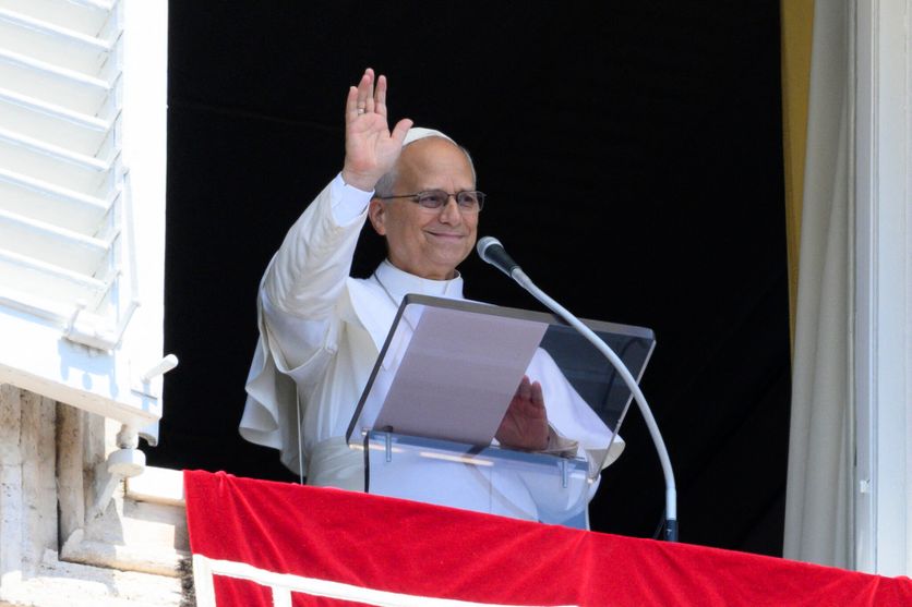 ITALY - POPE LEO XIV ADDRESSES THE CROWD FROM THE WINDOW OF THE APOSTOLIC PALACE OVERLOOKING ST PETER'S SQUARE DURING THE RIGINA CAELI PRAYER IN THE VATICAN- 2026/8/9 La Visite du Pape Léon XIV en France suscite un fort engouement