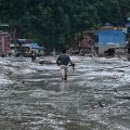 Catastrophe au Népal et en Chine : Séisme et Glissement de Terrain Dévastateur