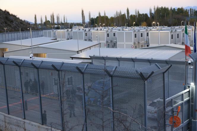91907a0f-2a41-4a4f-8048-a18e69521d27 La détention extraterritoriale des migrants, un modèle controversé