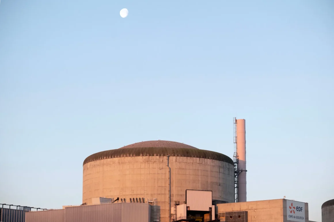 92244870-1806-49ec-a1f6-f5159cc40f88 EDF : Arrêts de réacteurs nucléaires face à la chaleur et aux normes environnementales
