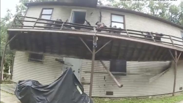 977d99fc-3da6-408d-be1f-c4e2d97ec49f Effondrement d’un balcon lors d’une arrestation dans le Missouri