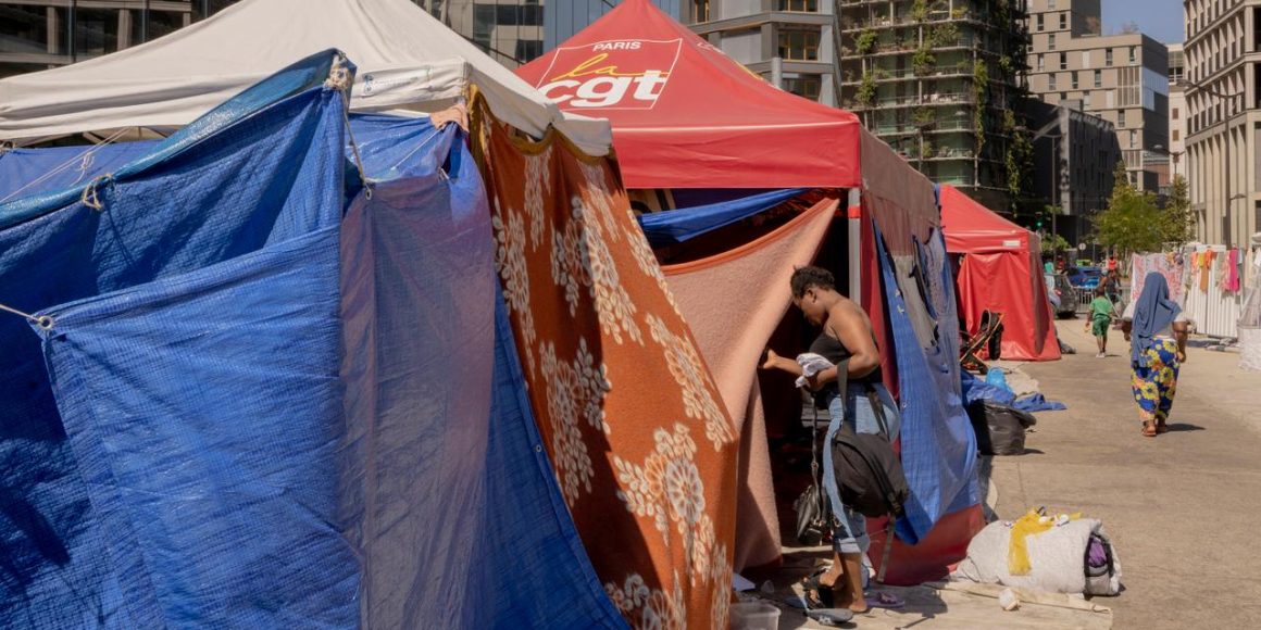 97ab5ed9-abed-4eb6-b47c-00bbda939362 Des familles sans abri et un mouvement de grève au Samusocial de Paris