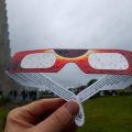Éclipse solaire : débat sur la réutilisation des lunettes de protection