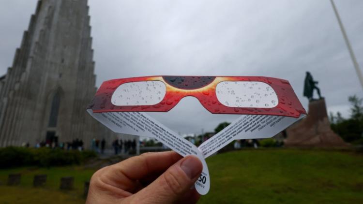 a129481d-eb12-4b30-8135-461682279e50 Éclipse solaire : débat sur la réutilisation des lunettes de protection