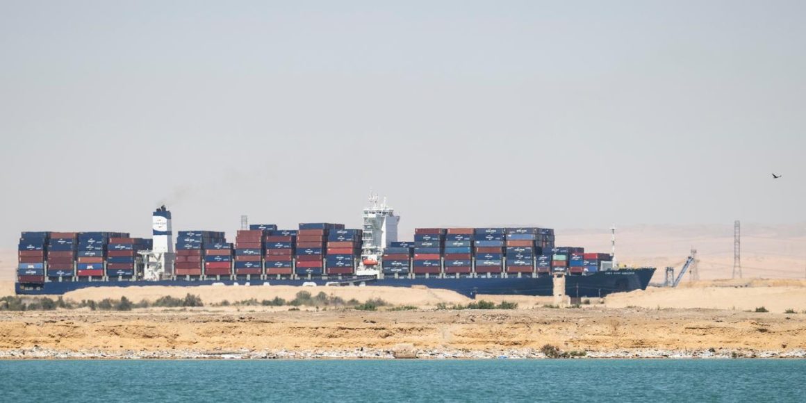 aedfee70-8f80-42ed-8630-ed2a134f8275 La navigation complexe du canal de Suez : une artère vitale du commerce mondial