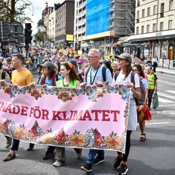 b7d718ea-ed61-4f83-86b3-c19d2f9cdcd7 Mobilisation de 10.000 Suédois pour une politique climatiquement responsable