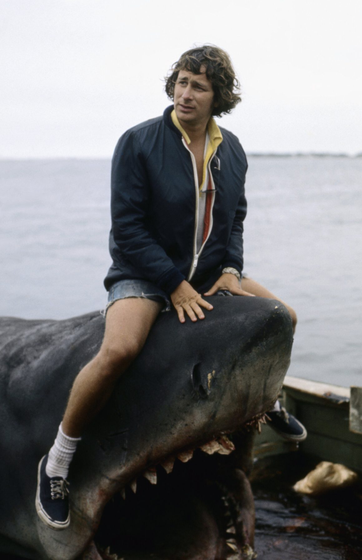 On the set of Jaws Steven Spielberg : la genèse difficile de ‘Les Dents de la mer’