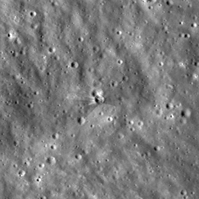 US-SPACE-MOON-SPACEX Nouvelles images du cratère sur la Lune après l’impact de Falcon 9