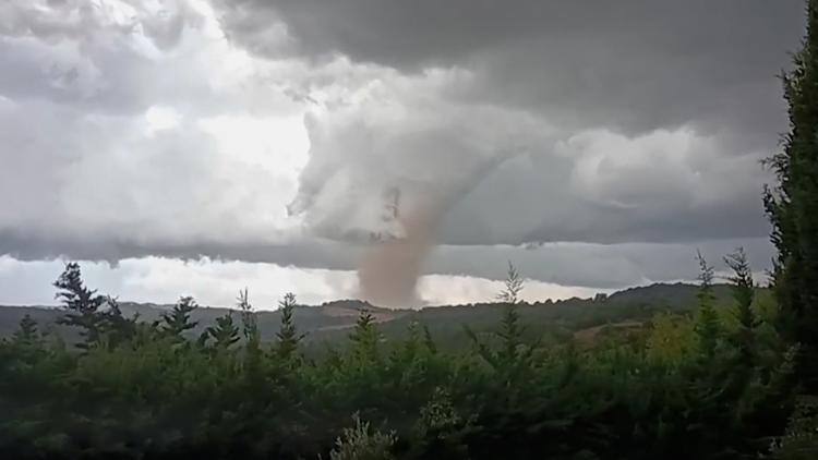 d4589eb2-3141-4ac2-8990-4937299e6db0 Les tornades en France : fréquence et périodes les plus à risque