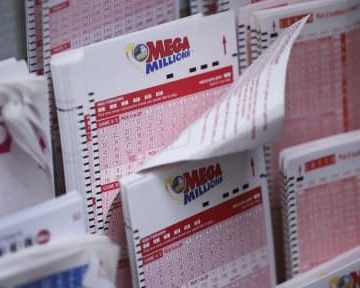Mega Millions Jackpot Becomes Largest Prize In U.S. History at $1.6 Billion Une employée de la poste américaine accusée de vol de ticket de loterie en Floride