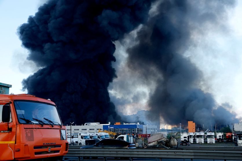Warehouses burn after Ukrainian drones attack in St. Petersburg Incendie dans les entrepôts de Wildberries suite à des attaques