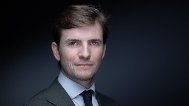 decb164d-f376-48cf-8c0a-ac3f64e9b8cb Le journaliste Erik Tegnér agressé par un groupe antifasciste