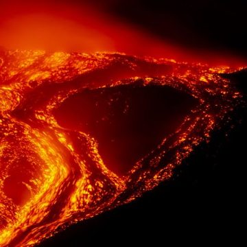 Volcanic activity intensifies at Mount Etna L’Etna en éruption perturbe le trafic aérien à Catane