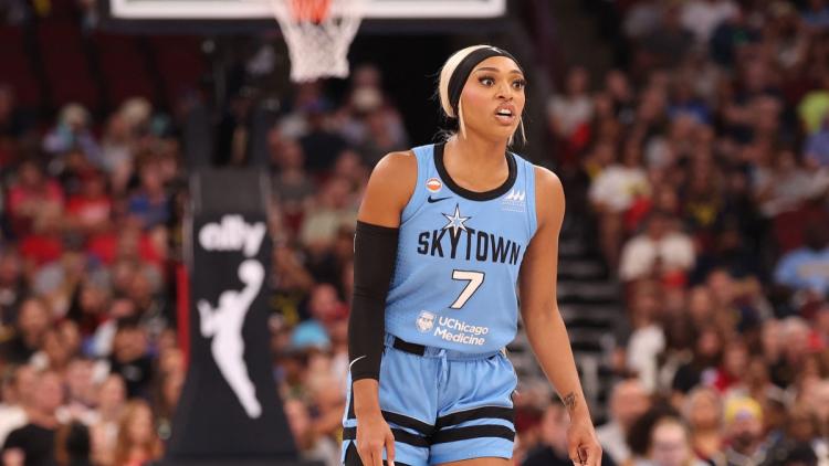 e6ee2429-1937-48f5-94f9-2a1bf3c37f13 Polémique en WNBA entre DiJonai Carrington et Sophie Cunningham
