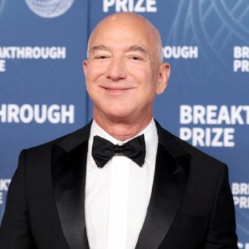 eb6003e1-c18a-4b6b-8d74-efee9f0dc7f3 Jeff Bezos investit dans le club de football de Liverpool