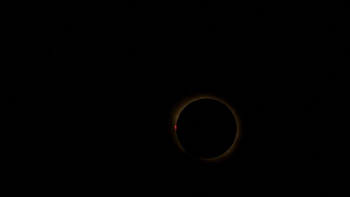 ec8075ba-be4f-4e87-a9e8-00b30ca84253 Une éclipse solaire rare attire des foules à travers l’Europe