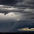 Comprendre le paradoxe de la pluie : marcher ou courir ?