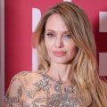 Angelina Jolie envisage une vie de voyage pour des projets humanitaires