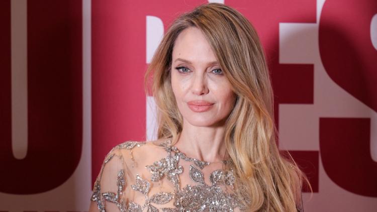 00d7c760-ca2f-4431-a94d-16683b876002 Angelina Jolie envisage une vie de voyage pour des projets humanitaires